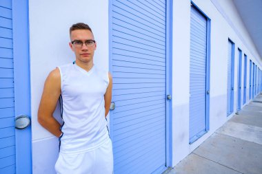 Yakışıklı genç adam.