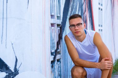 Yakışıklı genç adam.