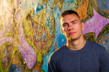 Yakışıklı genç adam.