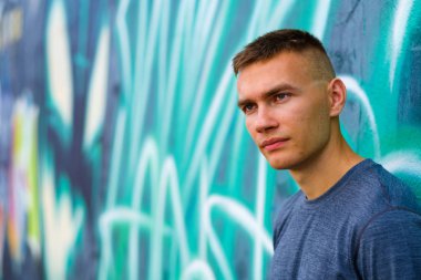 Yakışıklı genç adam.