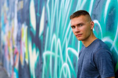 Yakışıklı genç adam.