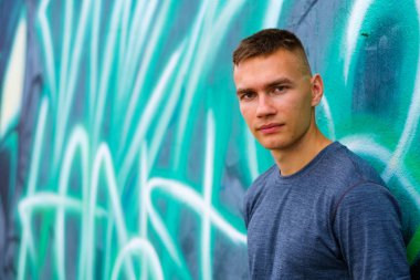 Yakışıklı genç adam.