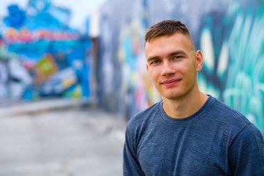 Yakışıklı genç adam.