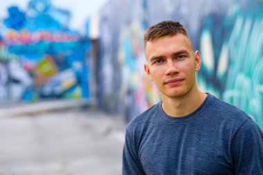 Yakışıklı genç adam.