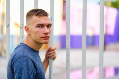 Yakışıklı genç adam.