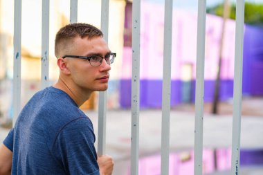 Yakışıklı genç adam.