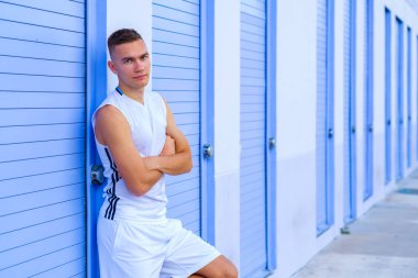 Yakışıklı genç adam.