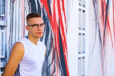 Yakışıklı genç adam.