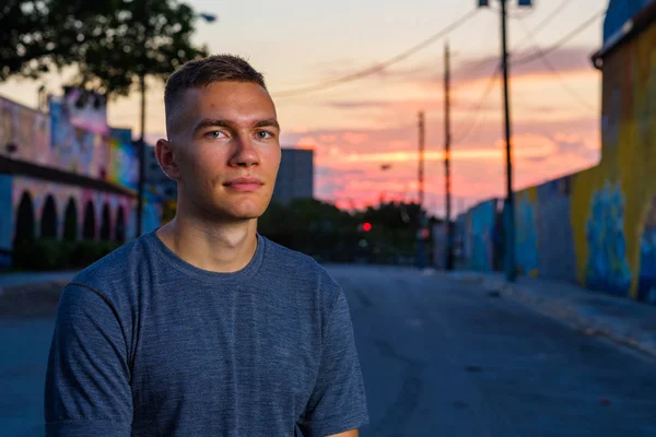 Yakışıklı genç adam.