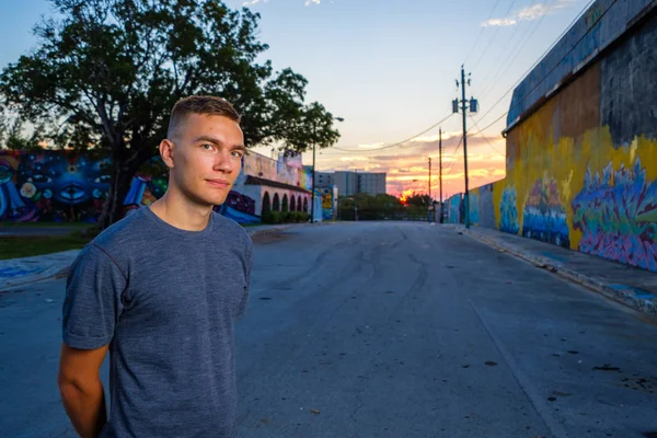 Yakışıklı genç adam.