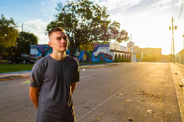 Yakışıklı genç adam.