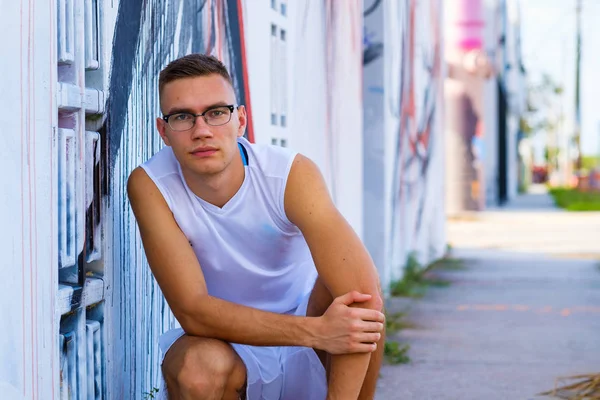 Yakışıklı genç adam.