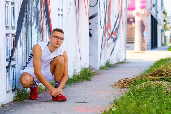 Yakışıklı genç adam.