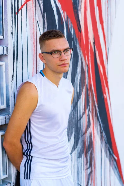 Yakışıklı genç adam.