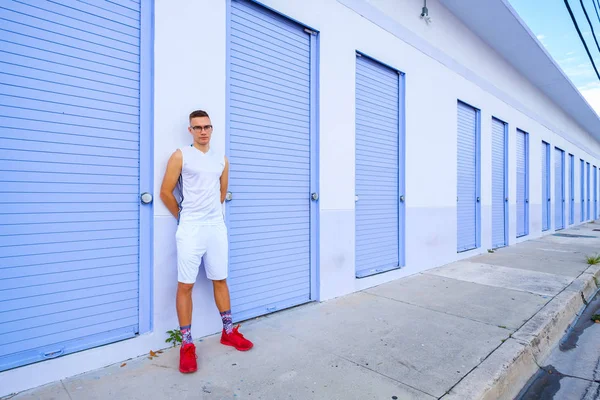 Yakışıklı genç adam.