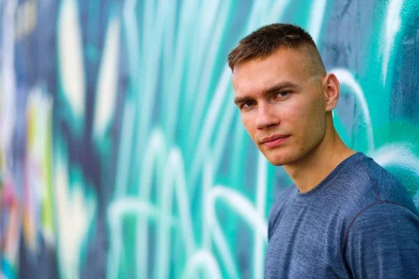 Yakışıklı genç adam.