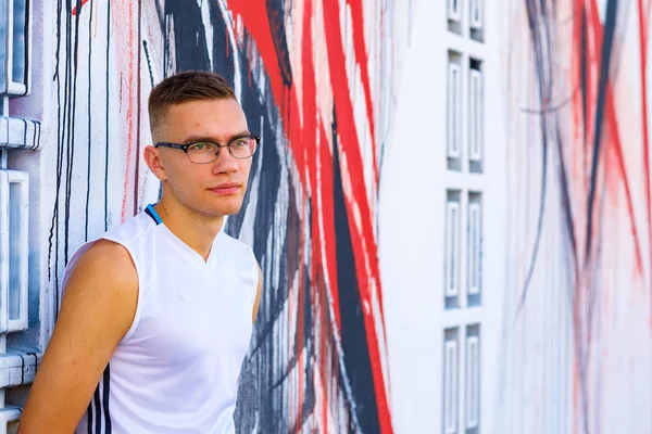 Yakışıklı genç adam.