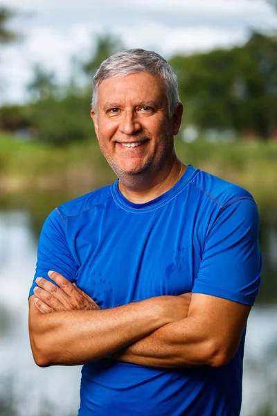 yakışıklı bir adam açık havada