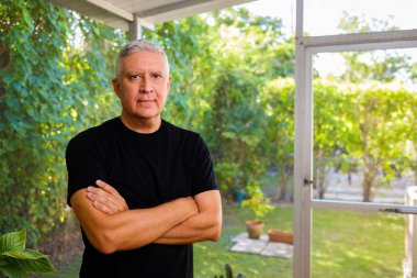 yakışıklı bir adam evde