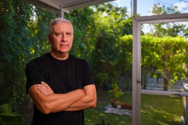 yakışıklı bir adam evde