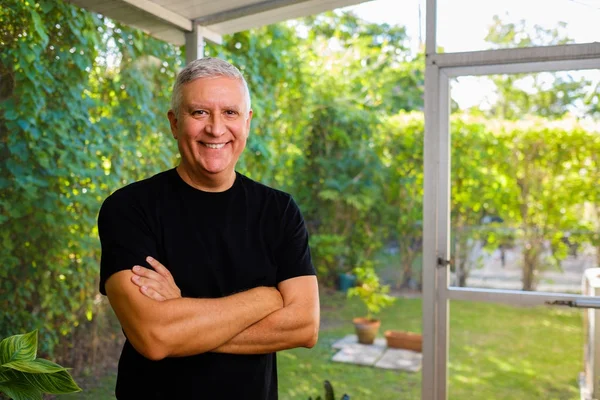 yakışıklı bir adam evde