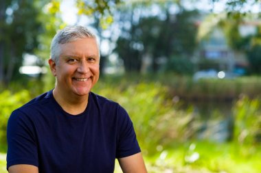 yakışıklı bir adam açık havada