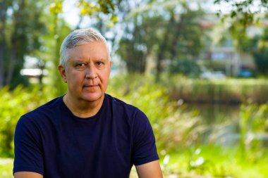 yakışıklı bir adam açık havada