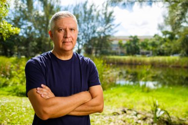 yakışıklı bir adam açık havada