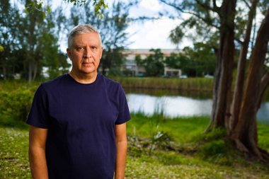 yakışıklı bir adam açık havada