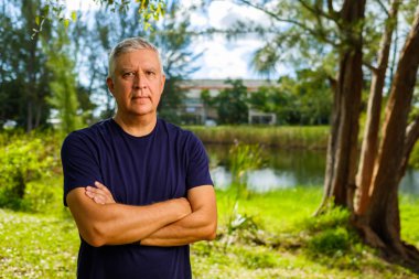 yakışıklı bir adam açık havada