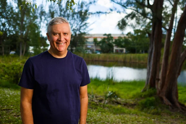 yakışıklı bir adam açık havada