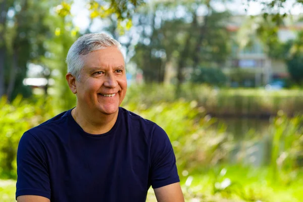 Handsome man outdoors — Stock Photo, Image