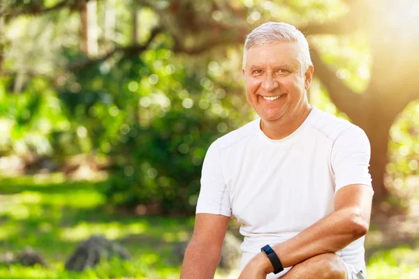 Hombre guapo al aire libre — Foto de Stock