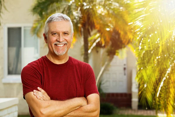 Bonito homem ao ar livre — Fotografia de Stock