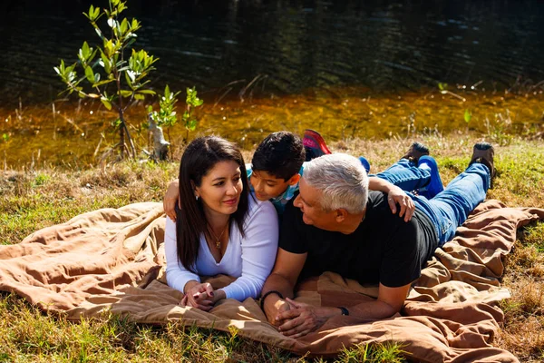 Açık aile portresi — Stok fotoğraf