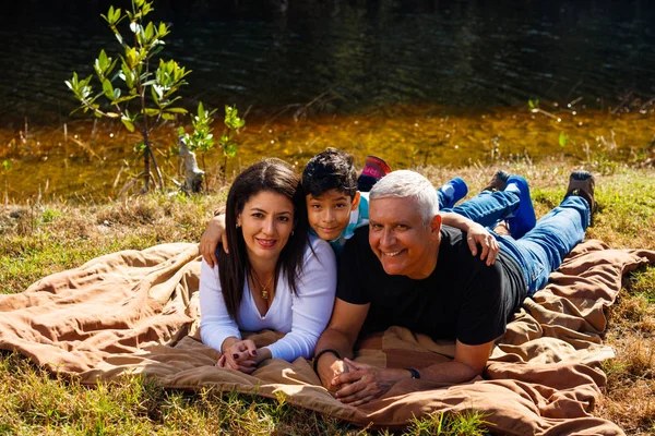 Retrato de família ao ar livre — Fotografia de Stock