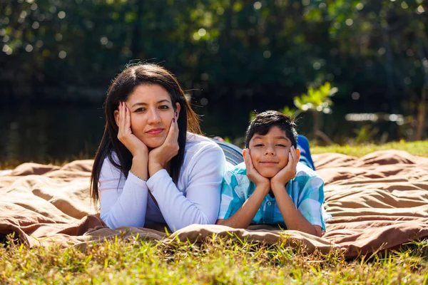 Madre e figlio ritratto all'aperto — Foto Stock