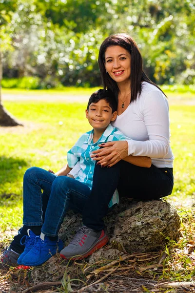 Madre e figlio ritratto all'aperto — Foto Stock