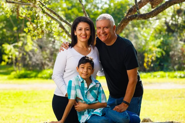 Retrato de família ao ar livre — Fotografia de Stock