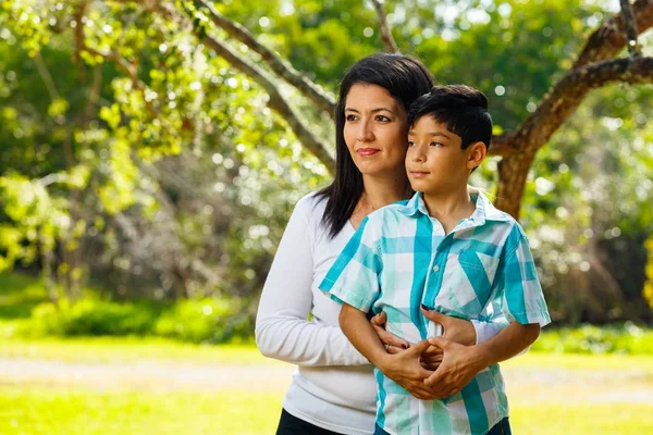 Madre e figlio ritratto all'aperto — Foto Stock