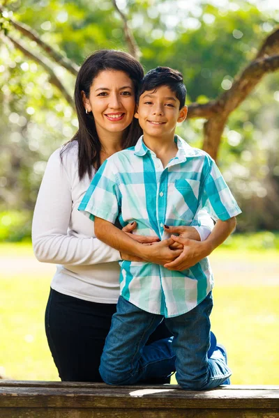 Moeder en zoon buiten portret — Stockfoto