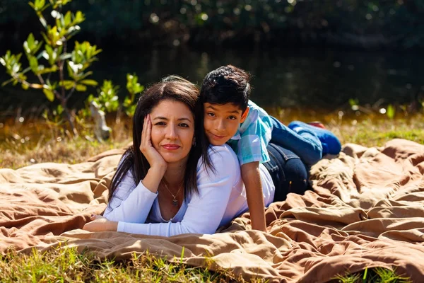 Mãe e filho ao ar livre retrato — Fotografia de Stock