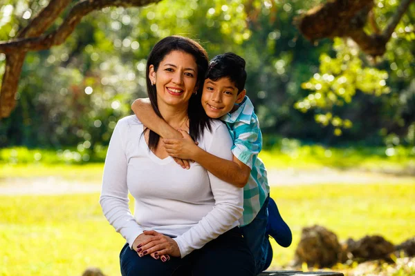 母亲和儿子户外生活的肖像公园设置 — 图库照片