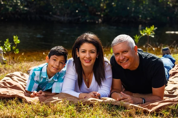 Buiten familieportret — Stockfoto