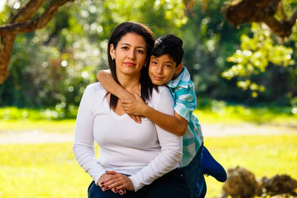 Moeder en zoon buiten portret — Stockfoto