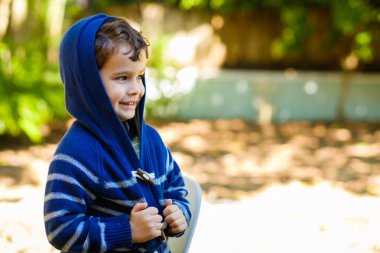 sevimli çocuk açık havada