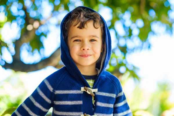 Leuke Jongen Genieten Van Het Buitenleven — Stockfoto