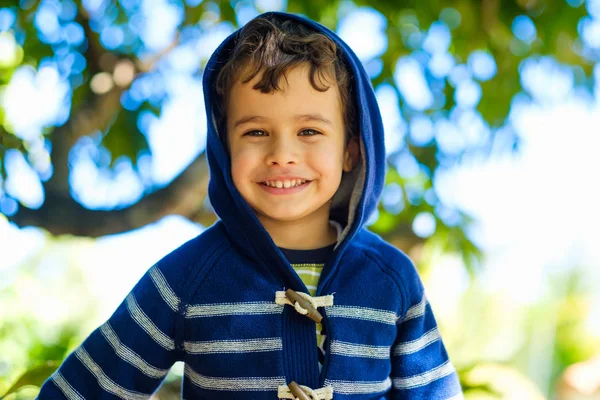 Schattige jongen buitenshuis — Stockfoto