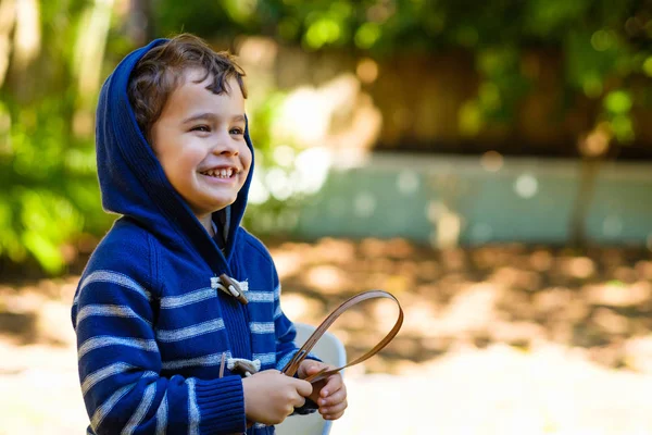 Netter Junge im Freien — Stockfoto