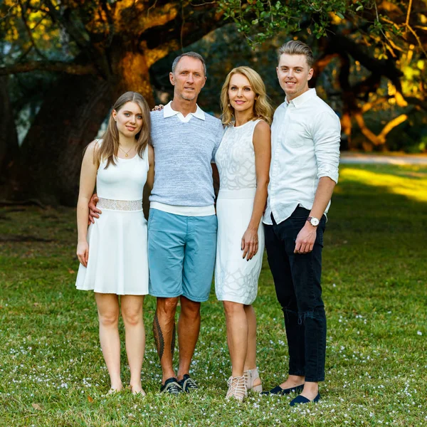 Outdoor Ritratto Famiglia Europeo — Foto Stock